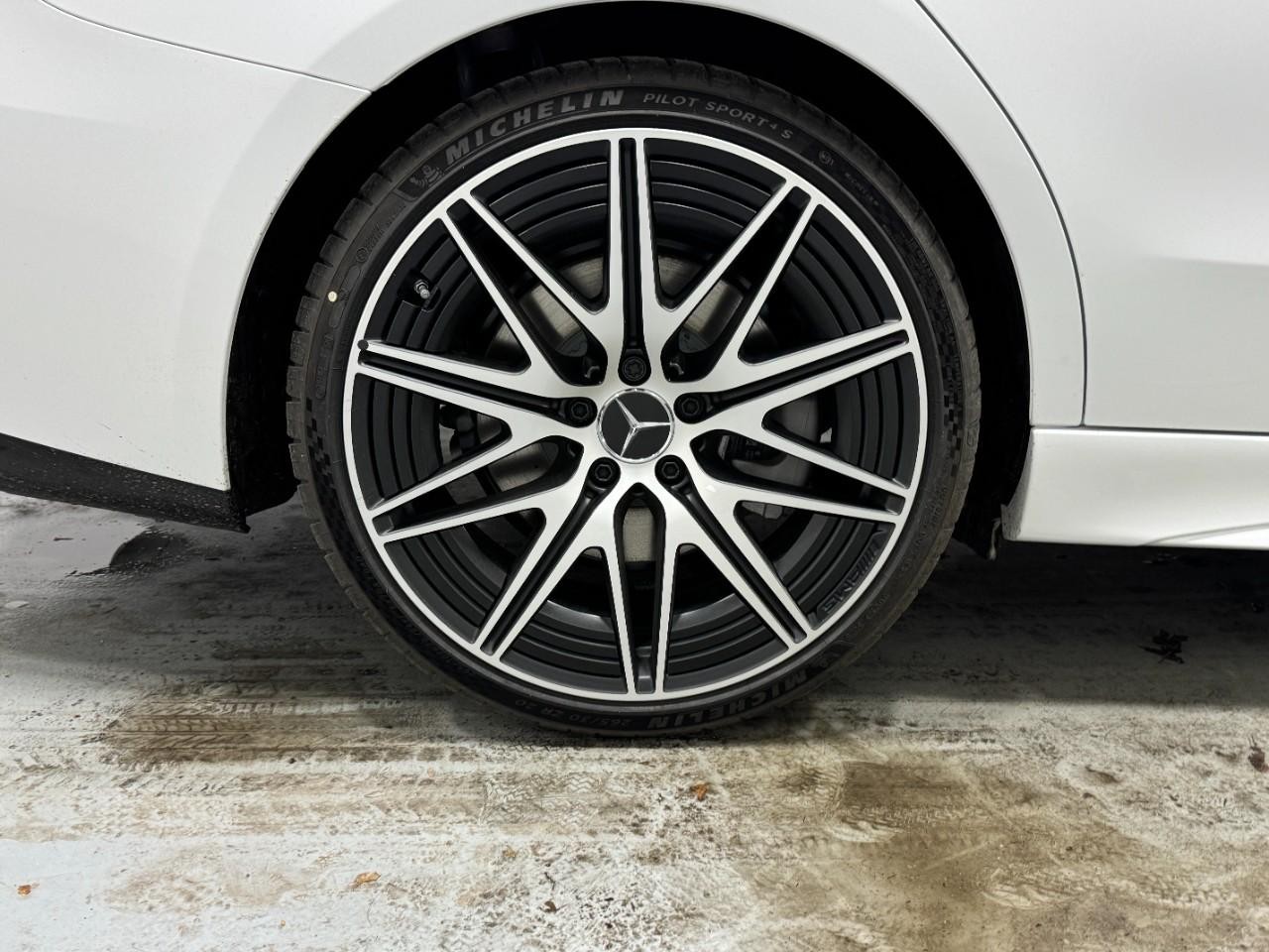 Mercedes-Benz C-Class Vehicle Full-screen Gallery Image 6