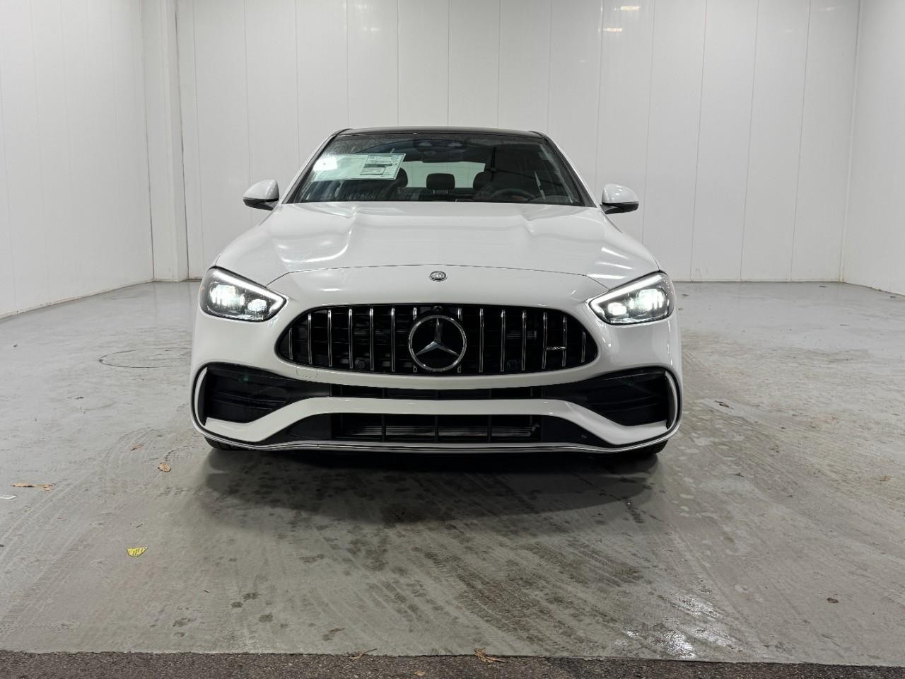 Mercedes-Benz C-Class Vehicle Full-screen Gallery Image 8