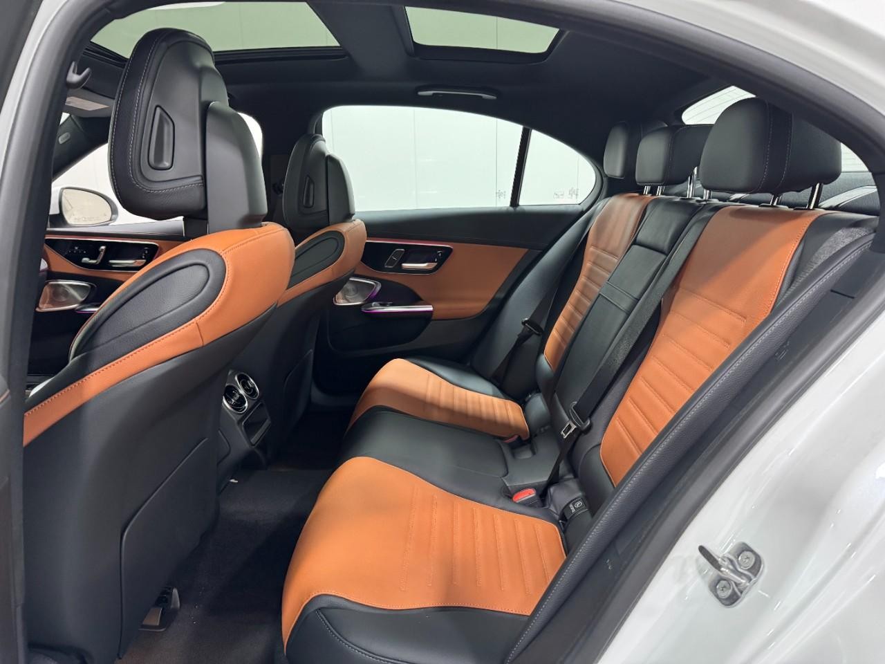 Mercedes-Benz C-Class Vehicle Full-screen Gallery Image 9