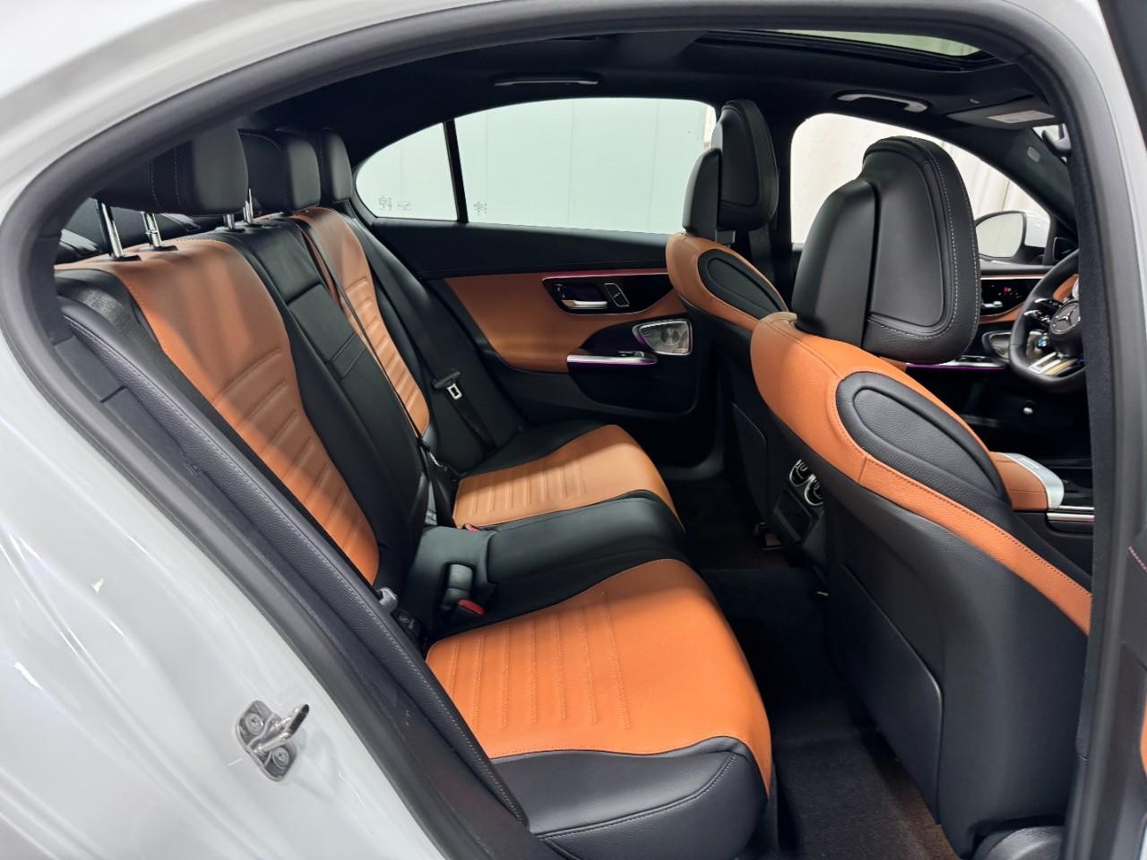 Mercedes-Benz C-Class Vehicle Full-screen Gallery Image 11