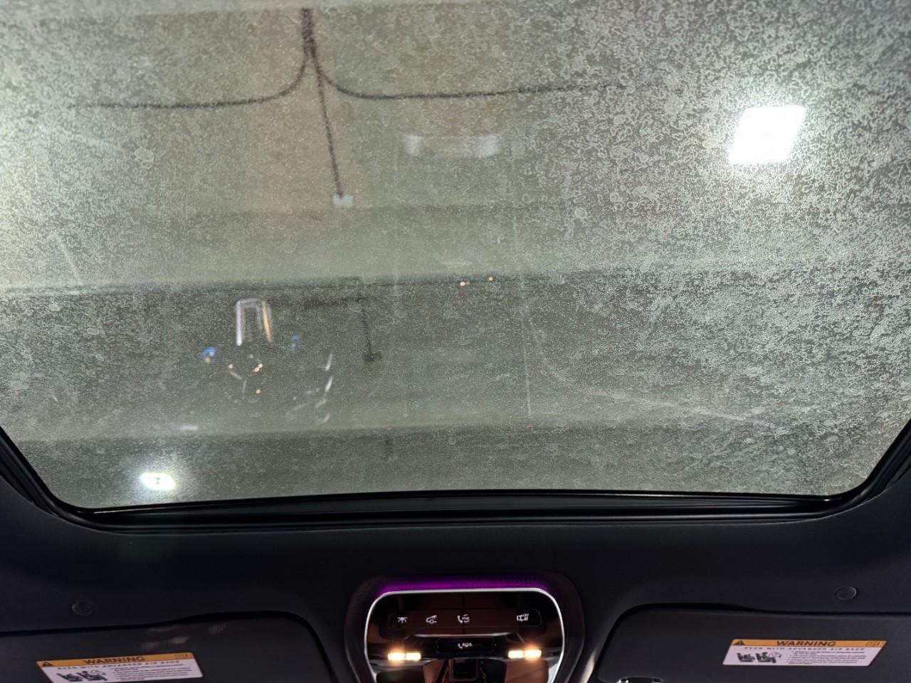 Mercedes-Benz C-Class Vehicle Full-screen Gallery Image 12