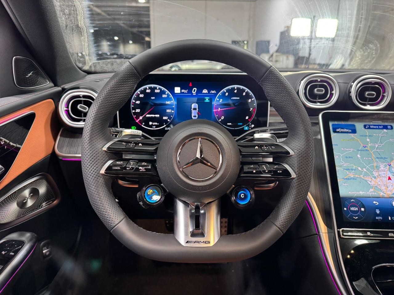 Mercedes-Benz C-Class Vehicle Full-screen Gallery Image 14