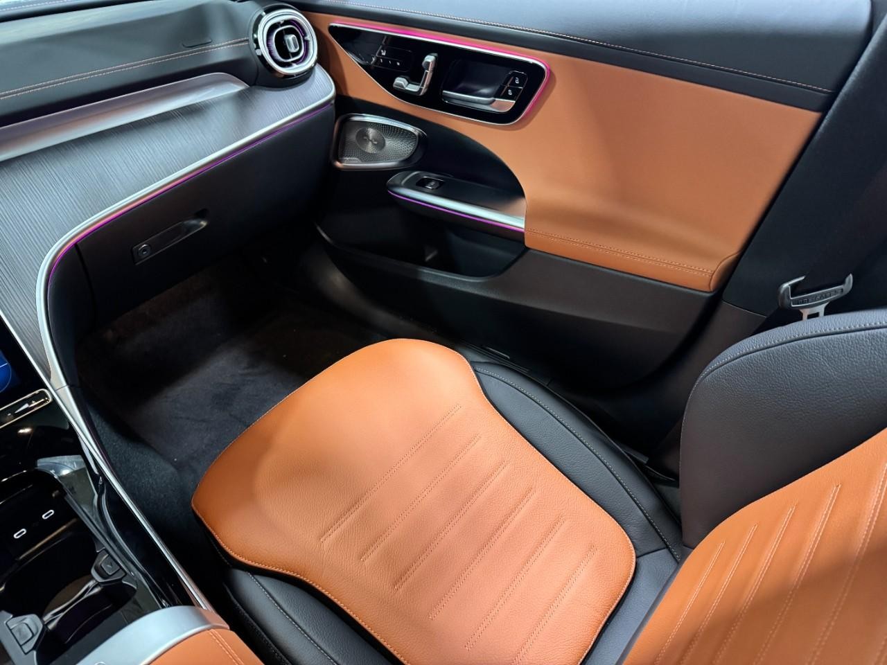 Mercedes-Benz C-Class Vehicle Full-screen Gallery Image 16