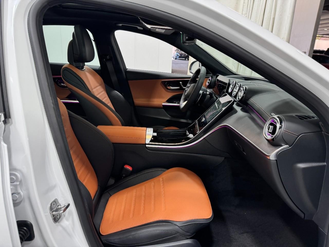 Mercedes-Benz C-Class Vehicle Full-screen Gallery Image 17