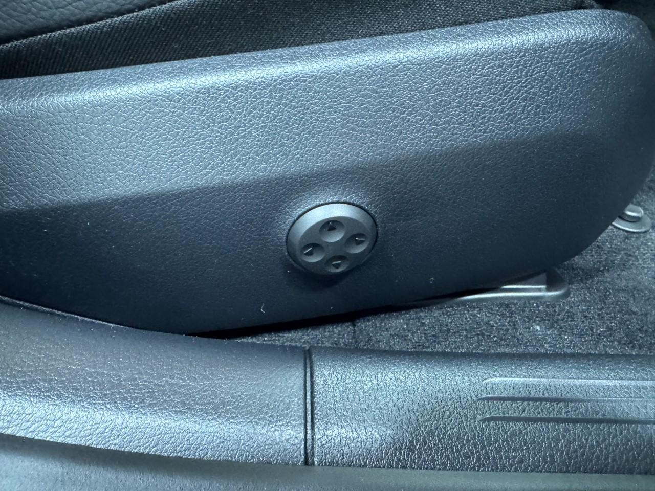 Mercedes-Benz C-Class Vehicle Full-screen Gallery Image 19