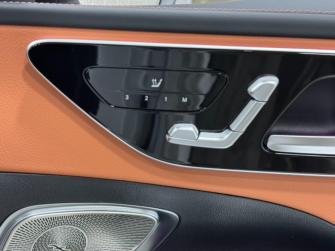 Mercedes-Benz C-Class Vehicle Full-screen Gallery Image 20