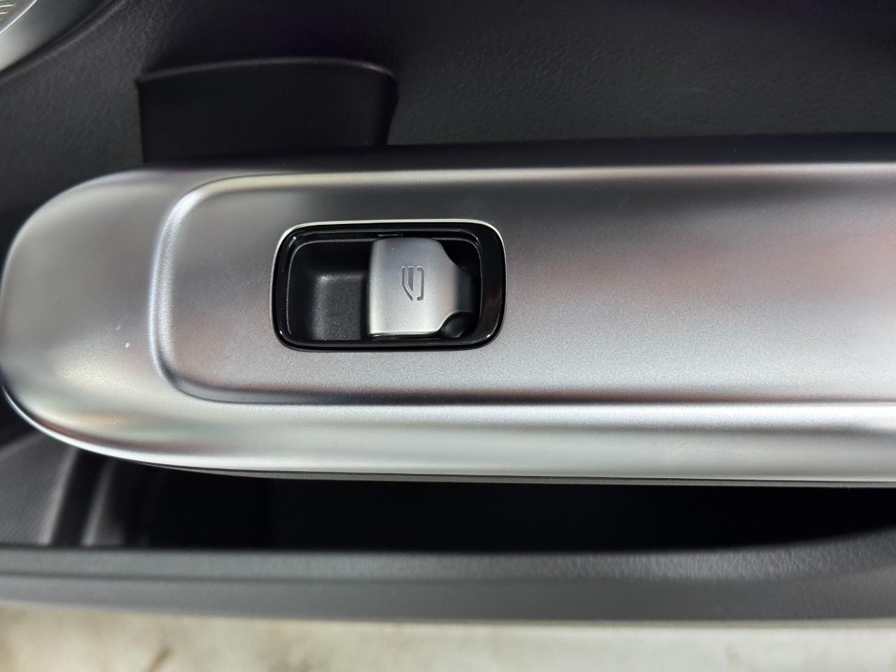 Mercedes-Benz C-Class Vehicle Full-screen Gallery Image 22