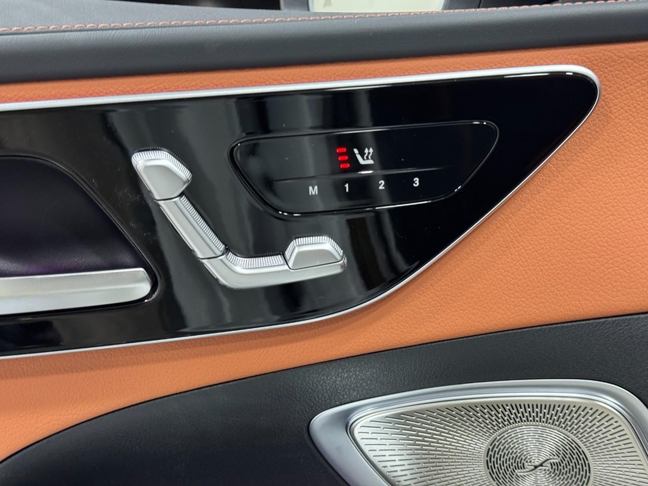 Mercedes-Benz C-Class Vehicle Full-screen Gallery Image 23