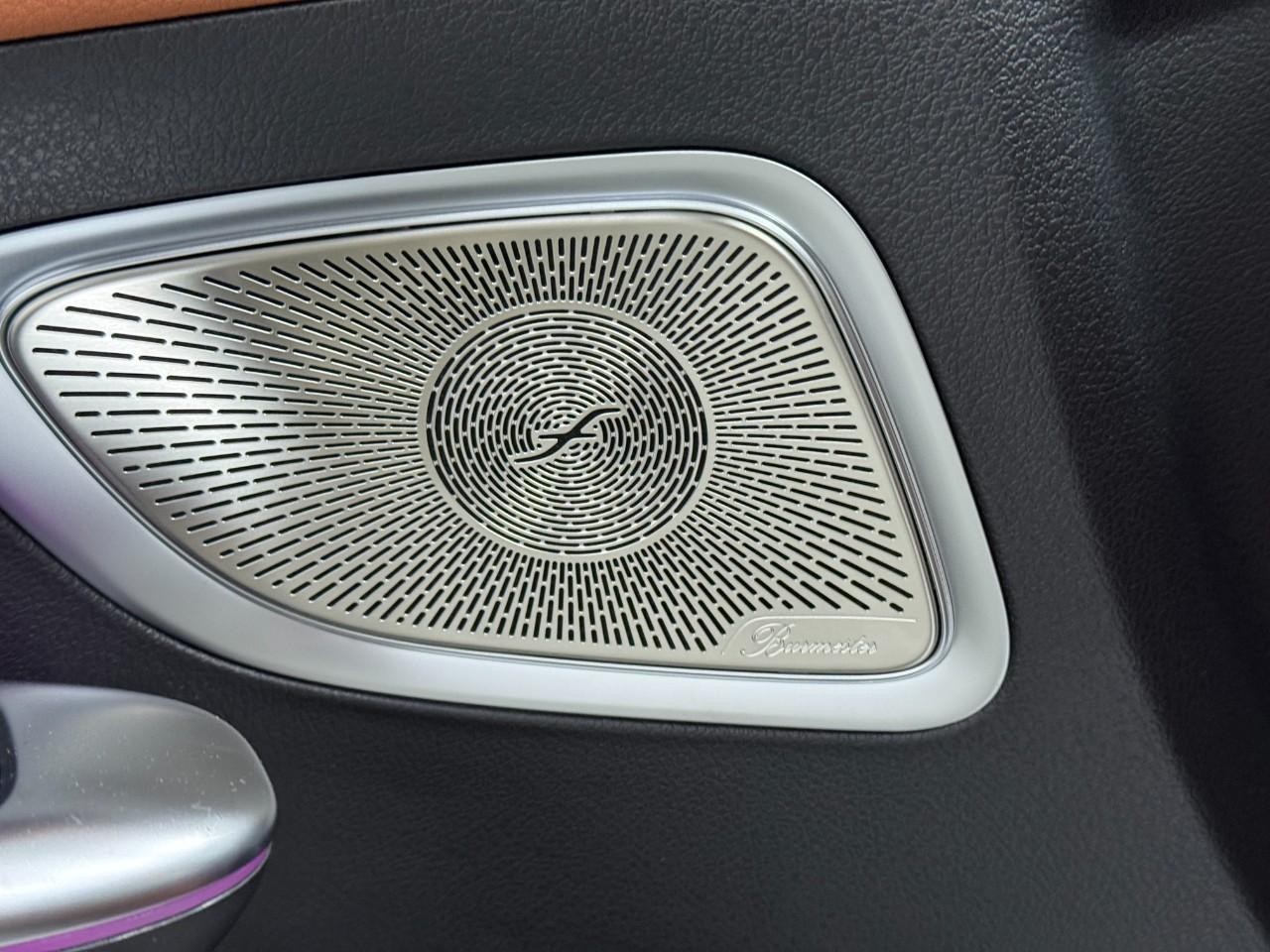 Mercedes-Benz C-Class Vehicle Full-screen Gallery Image 25