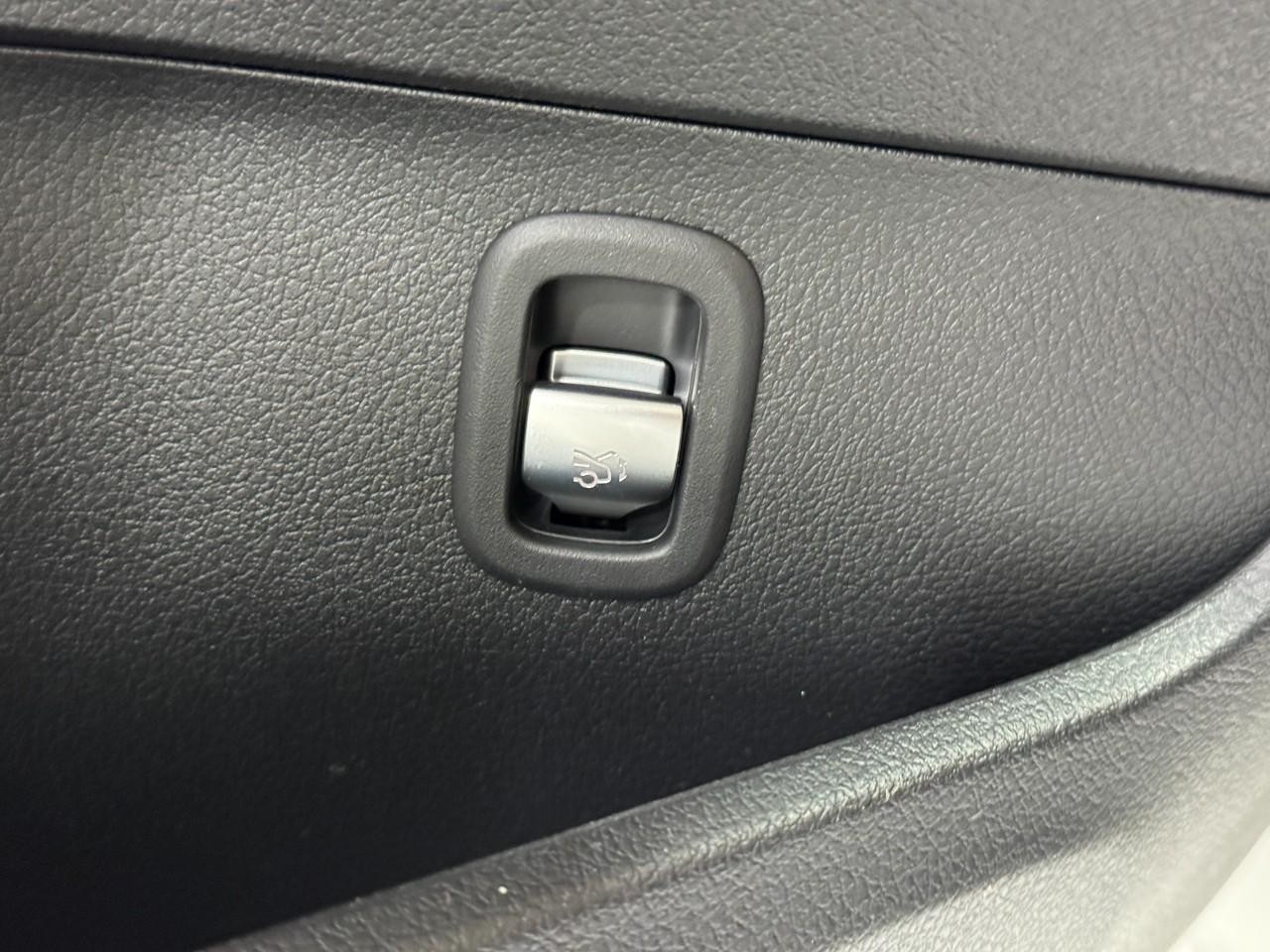 Mercedes-Benz C-Class Vehicle Full-screen Gallery Image 27