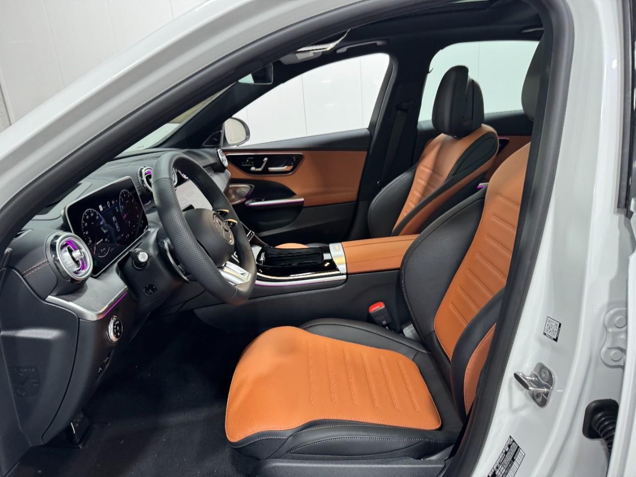 Mercedes-Benz C-Class Vehicle Full-screen Gallery Image 28