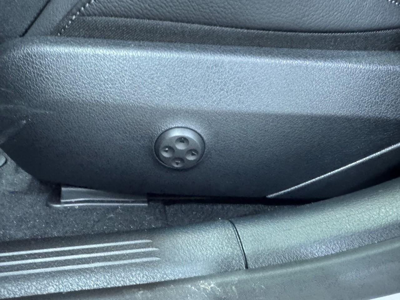 Mercedes-Benz C-Class Vehicle Full-screen Gallery Image 30