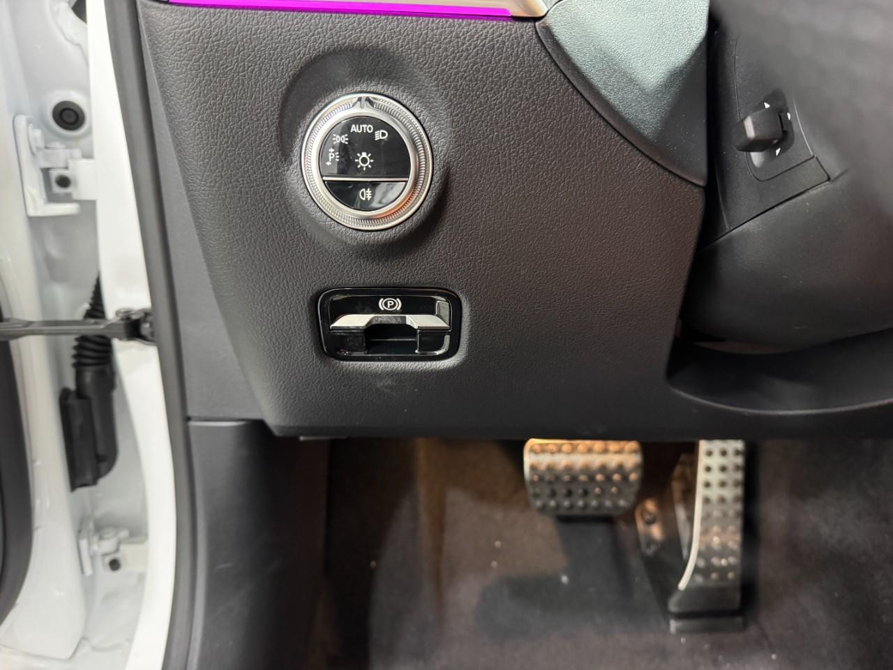 Mercedes-Benz C-Class Vehicle Full-screen Gallery Image 31