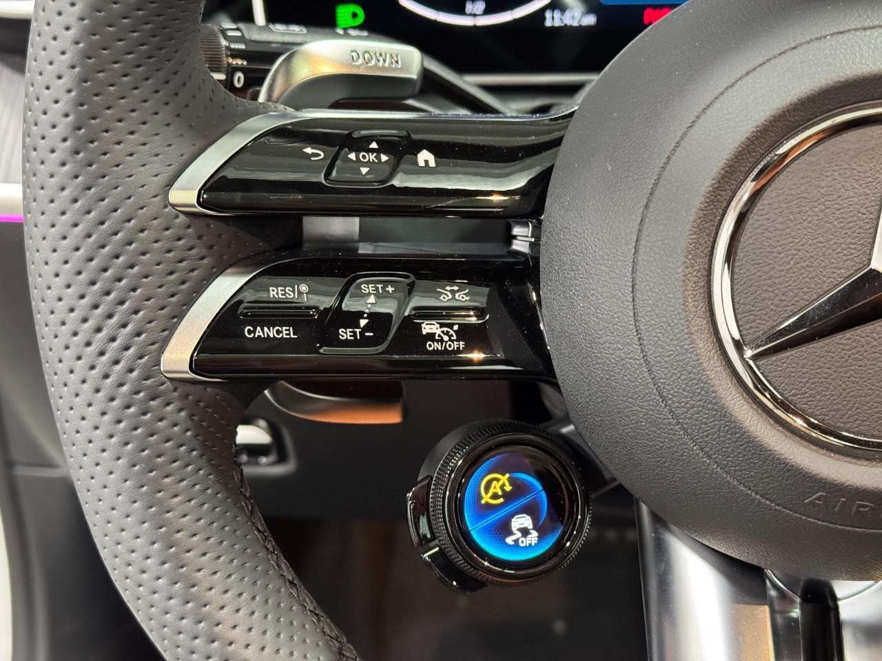 Mercedes-Benz C-Class Vehicle Full-screen Gallery Image 32