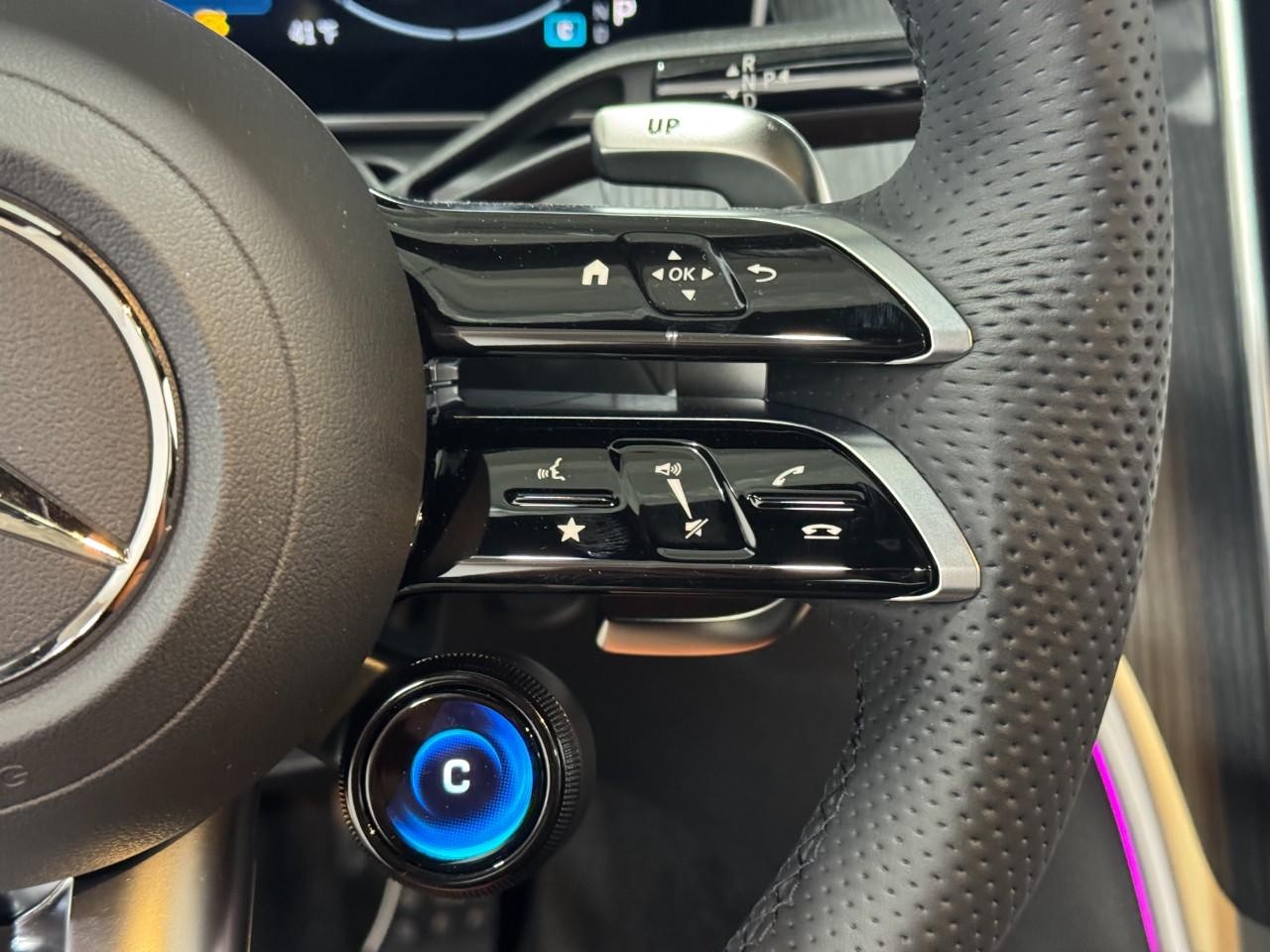 Mercedes-Benz C-Class Vehicle Full-screen Gallery Image 33