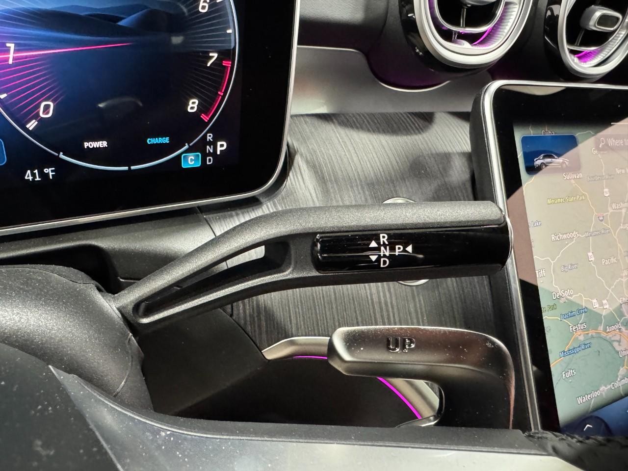 Mercedes-Benz C-Class Vehicle Full-screen Gallery Image 35