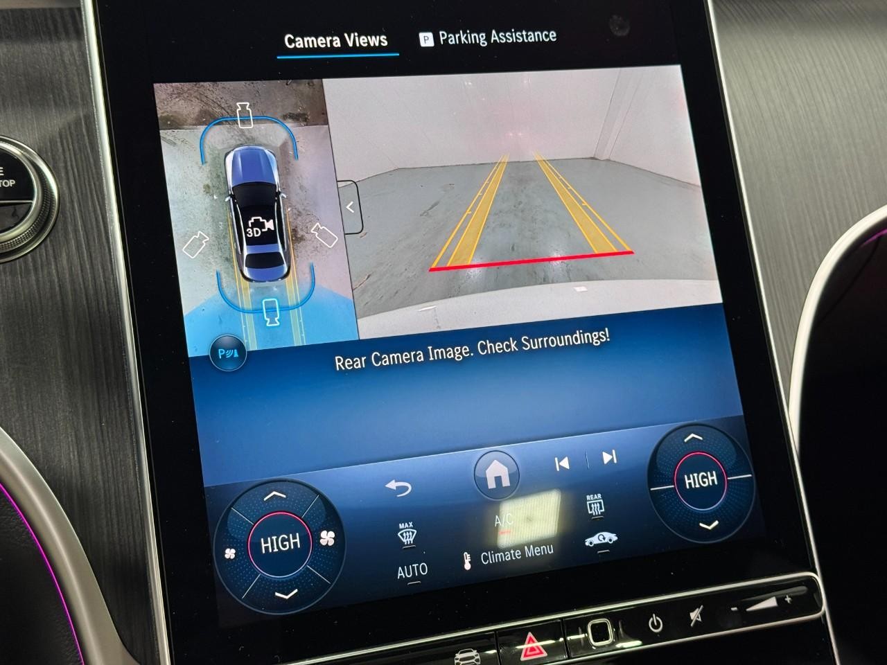 Mercedes-Benz C-Class Vehicle Full-screen Gallery Image 36