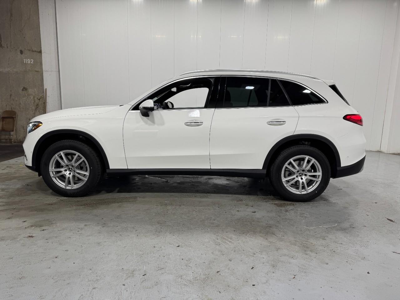 Mercedes-Benz GLC Vehicle Full-screen Gallery Image 2