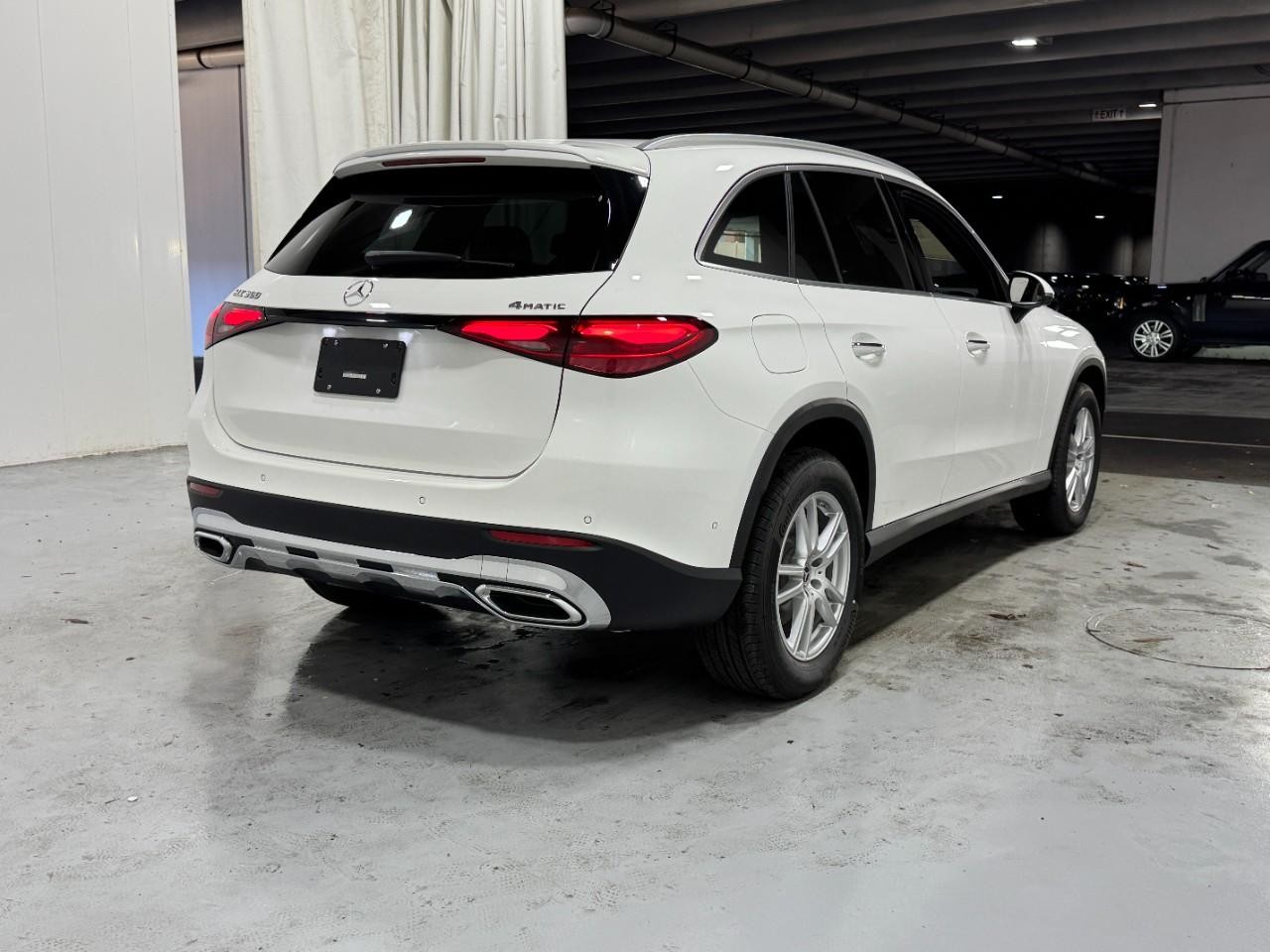 Mercedes-Benz GLC Vehicle Full-screen Gallery Image 4