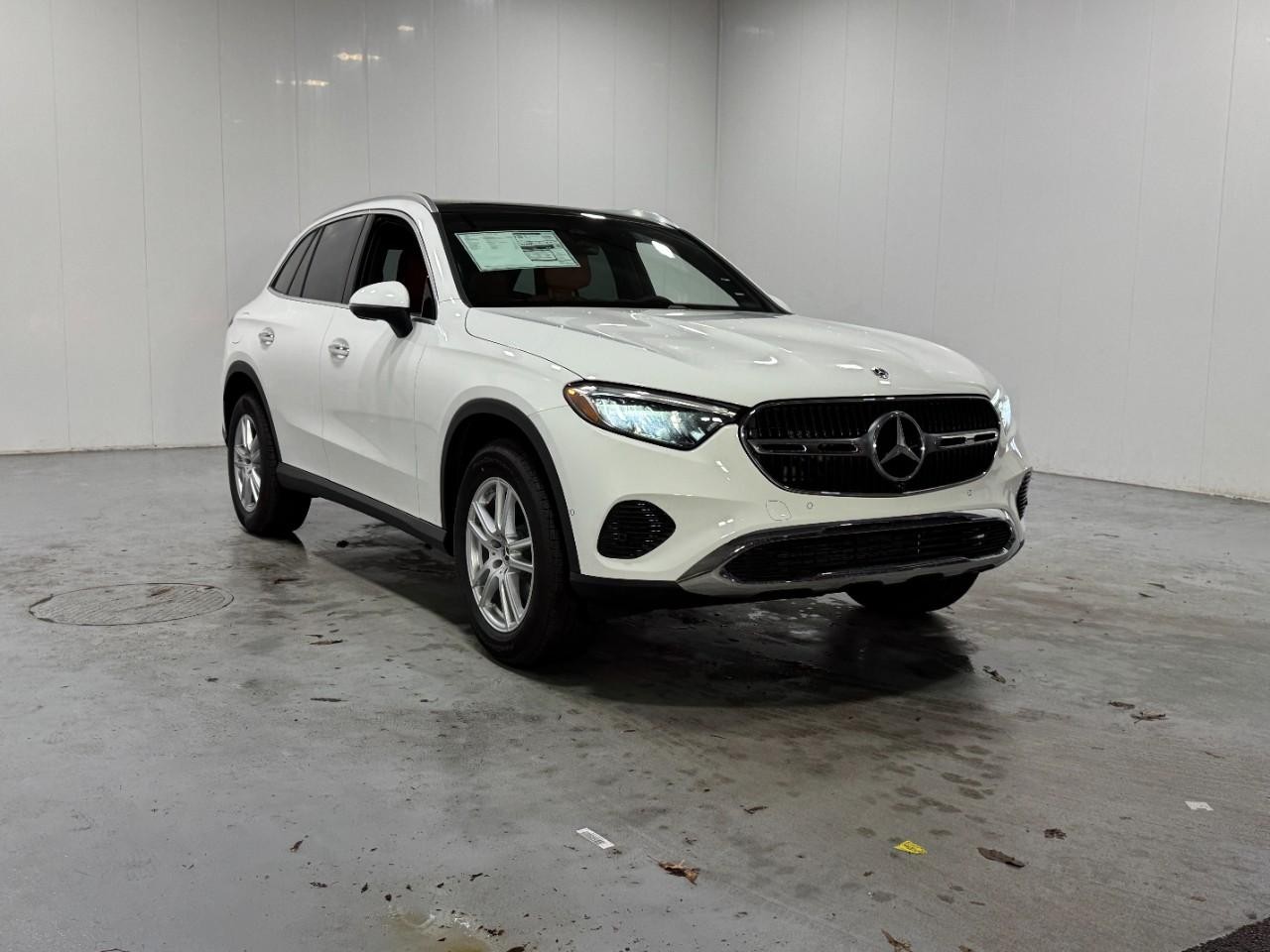 Mercedes-Benz GLC Vehicle Full-screen Gallery Image 6