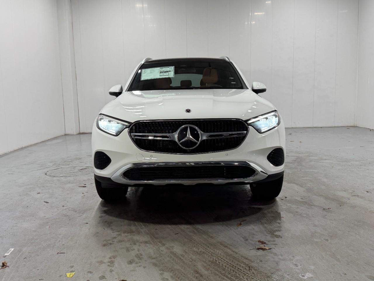 Mercedes-Benz GLC Vehicle Full-screen Gallery Image 7