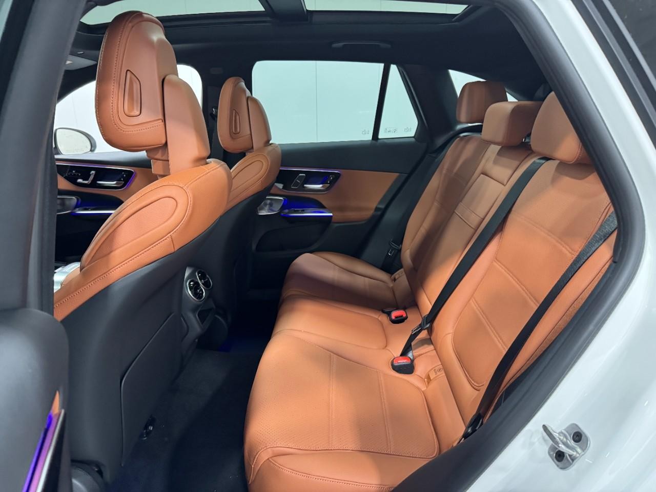 Mercedes-Benz GLC Vehicle Full-screen Gallery Image 8