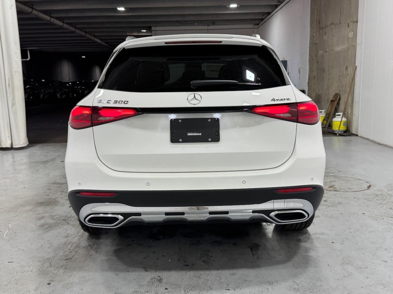 Mercedes-Benz GLC Vehicle Full-screen Gallery Image 9