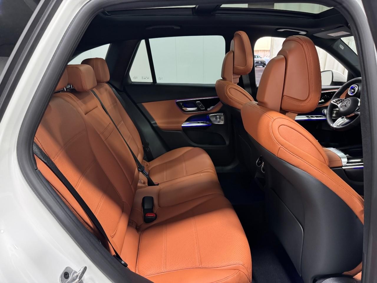 Mercedes-Benz GLC Vehicle Full-screen Gallery Image 10