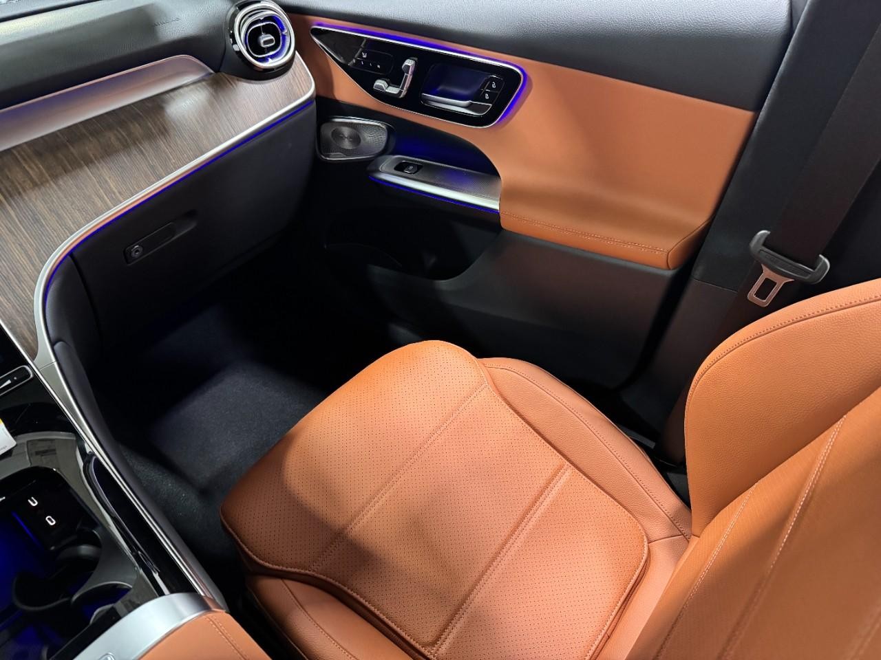 Mercedes-Benz GLC Vehicle Full-screen Gallery Image 15