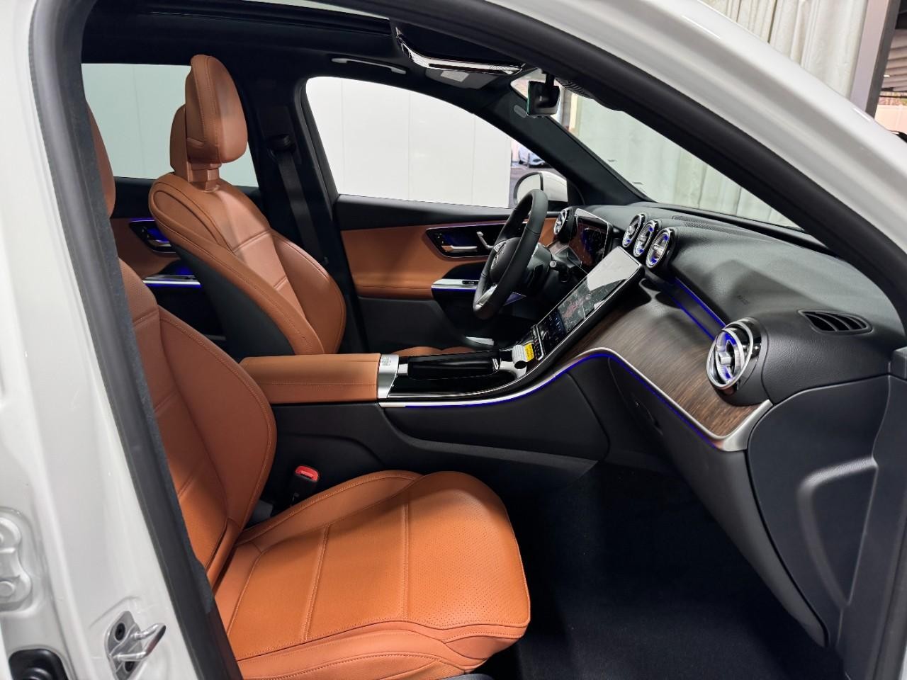 Mercedes-Benz GLC Vehicle Full-screen Gallery Image 16