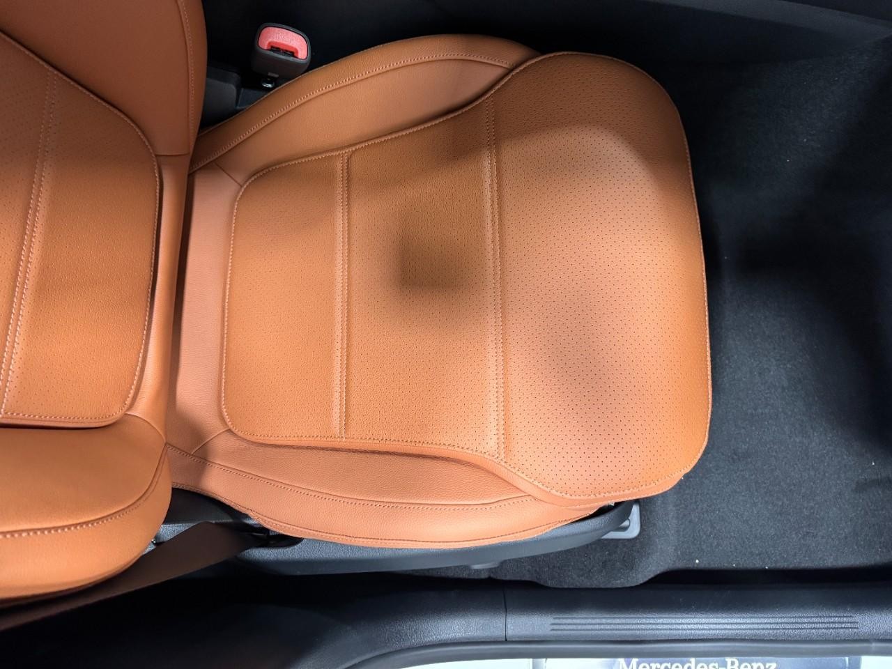 Mercedes-Benz GLC Vehicle Full-screen Gallery Image 17