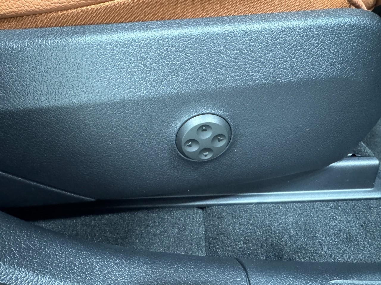 Mercedes-Benz GLC Vehicle Full-screen Gallery Image 18