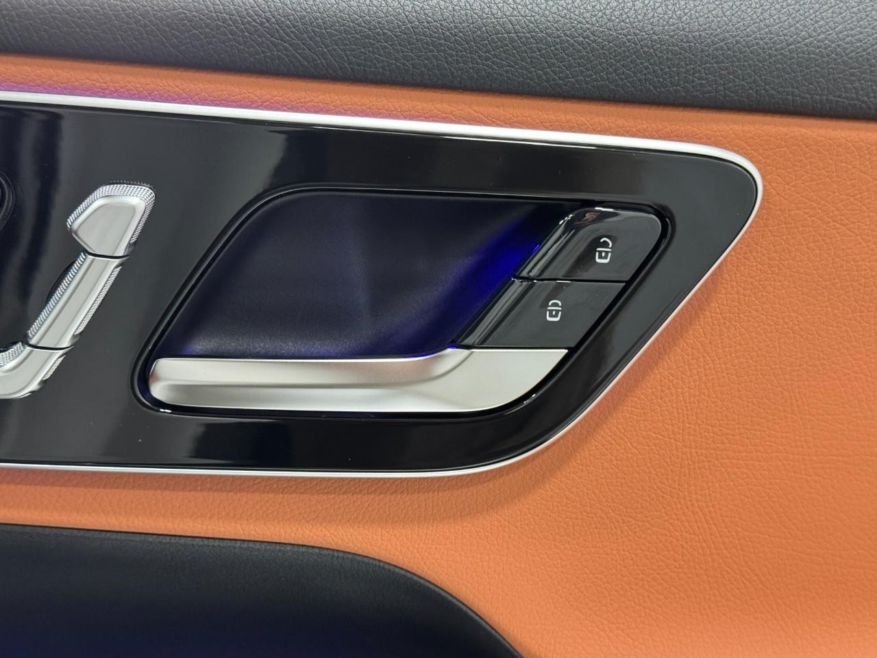 Mercedes-Benz GLC Vehicle Full-screen Gallery Image 20