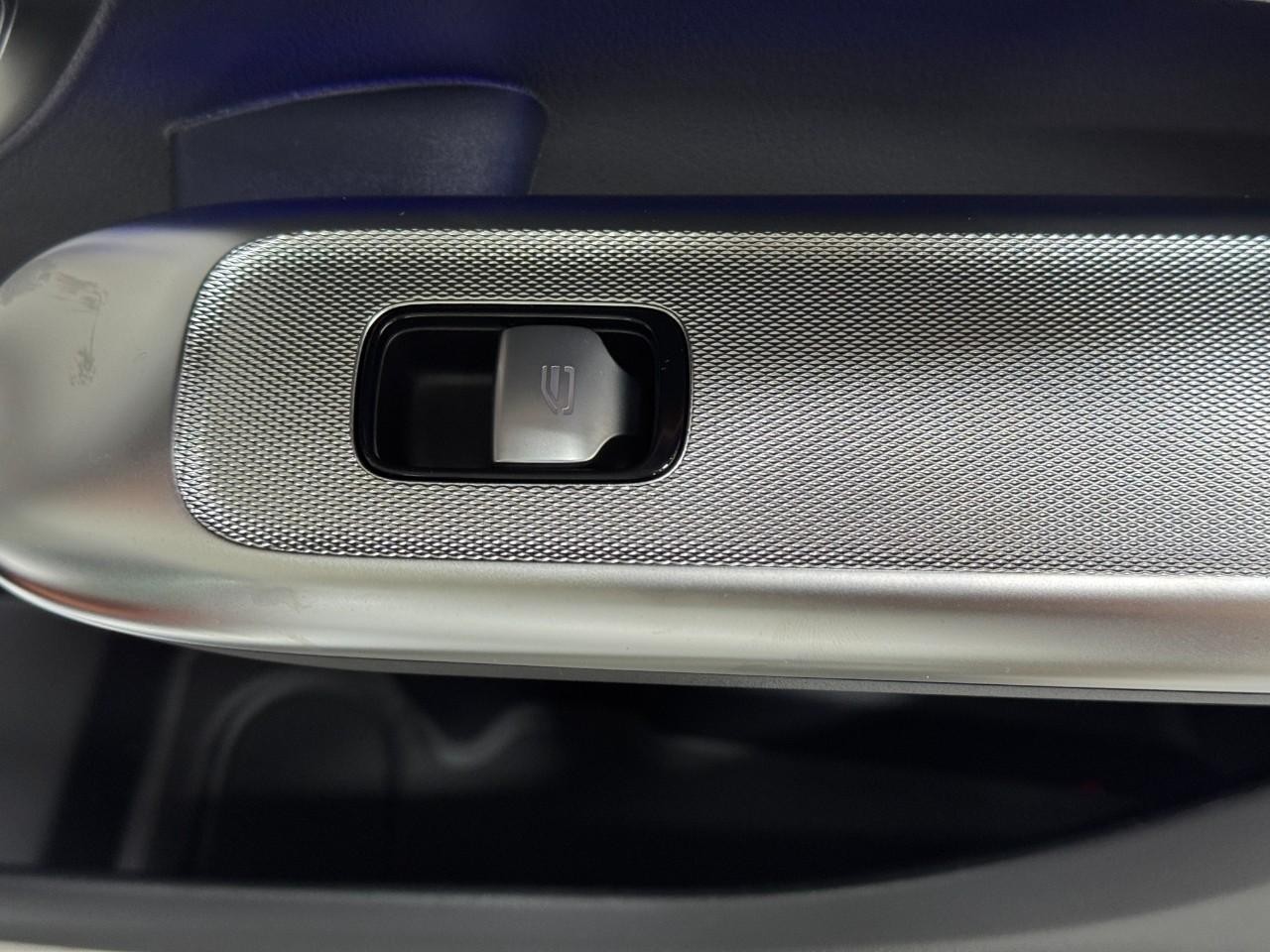 Mercedes-Benz GLC Vehicle Full-screen Gallery Image 21