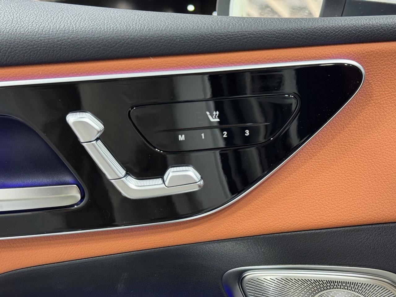 Mercedes-Benz GLC Vehicle Full-screen Gallery Image 22