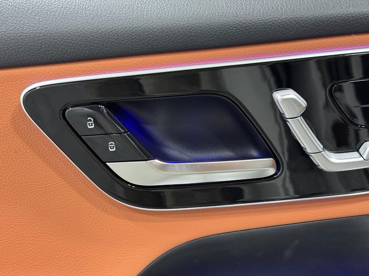 Mercedes-Benz GLC Vehicle Full-screen Gallery Image 23