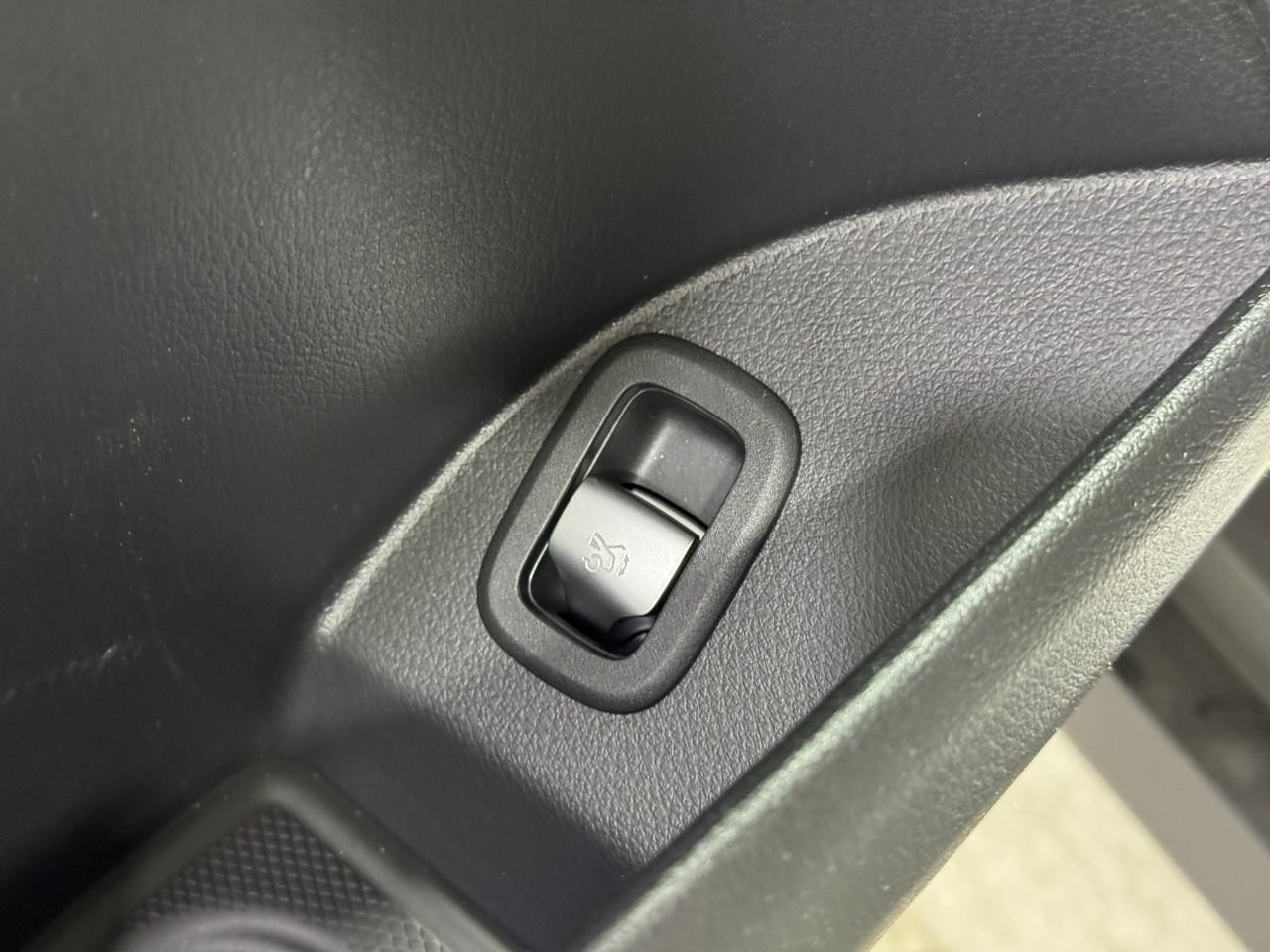 Mercedes-Benz GLC Vehicle Full-screen Gallery Image 26