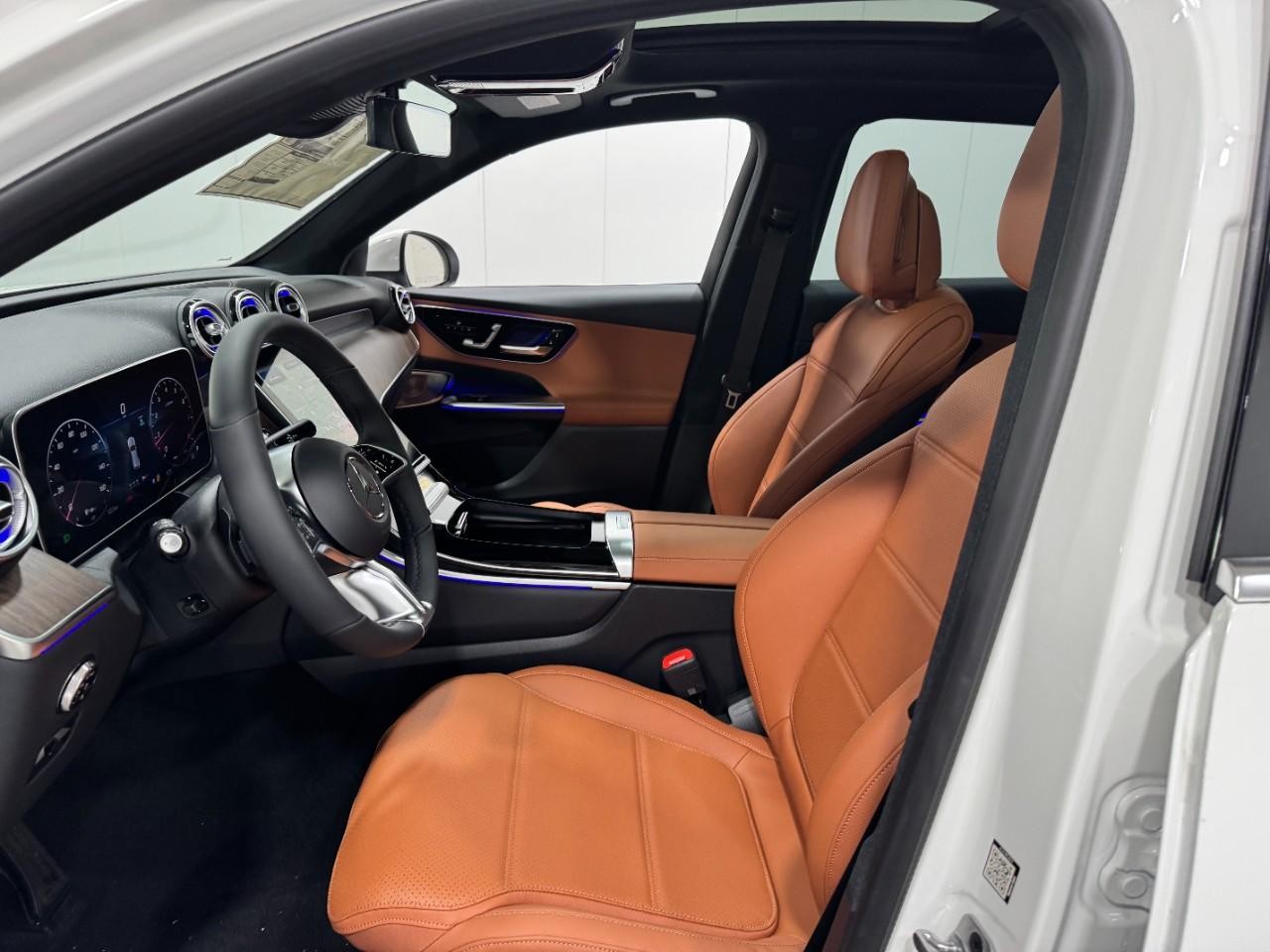 Mercedes-Benz GLC Vehicle Full-screen Gallery Image 27