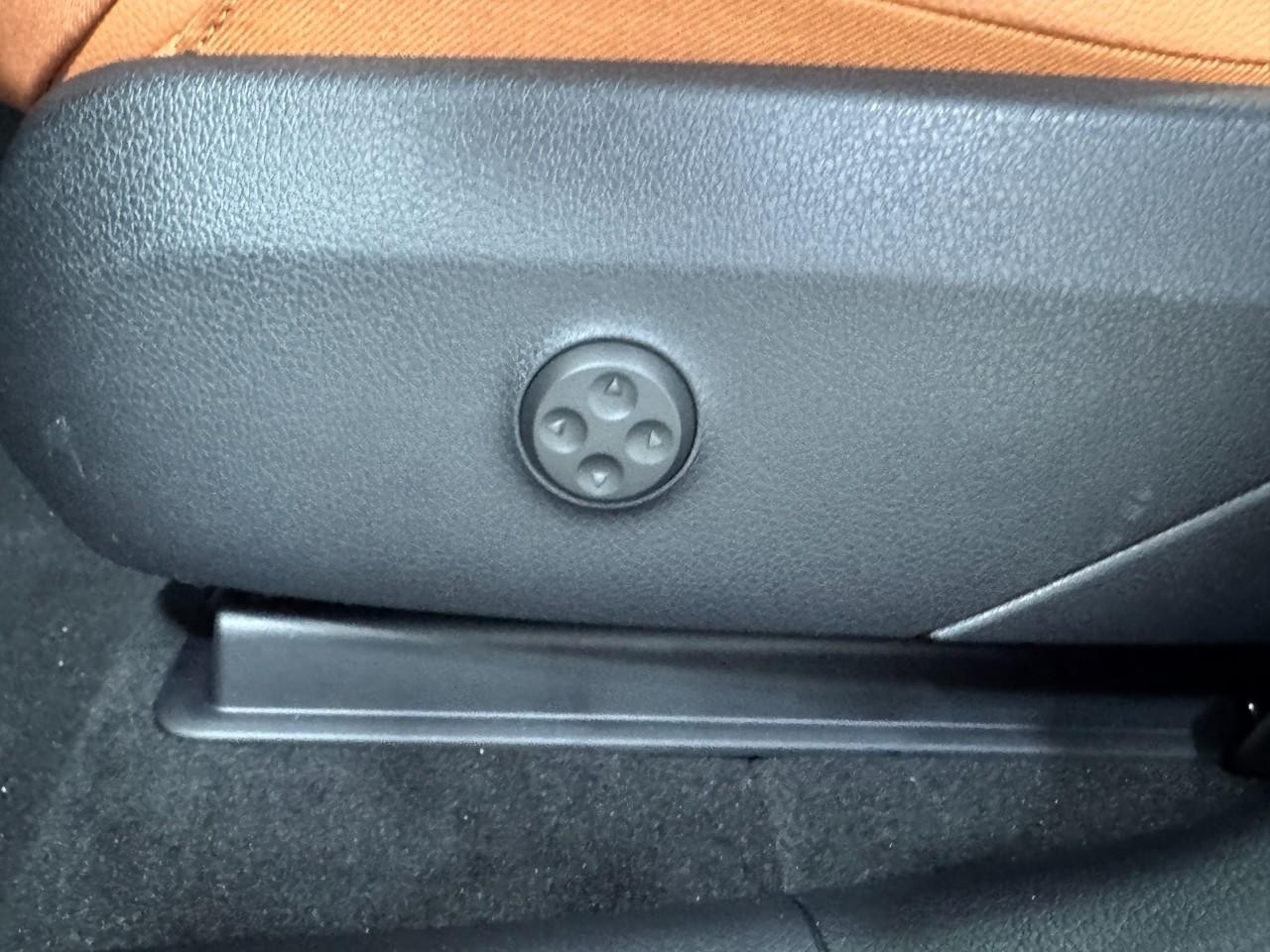 Mercedes-Benz GLC Vehicle Full-screen Gallery Image 29