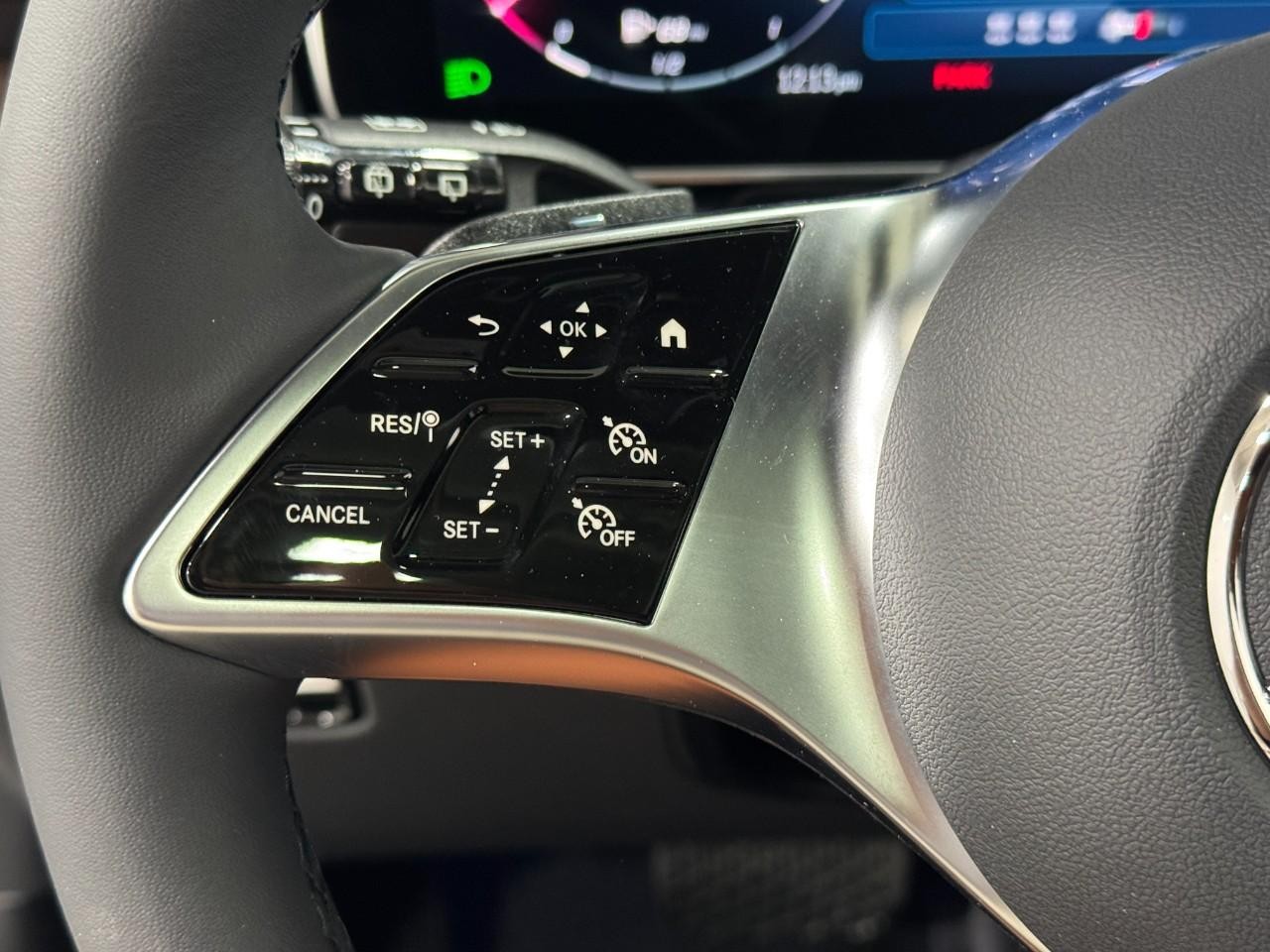 Mercedes-Benz GLC Vehicle Full-screen Gallery Image 31