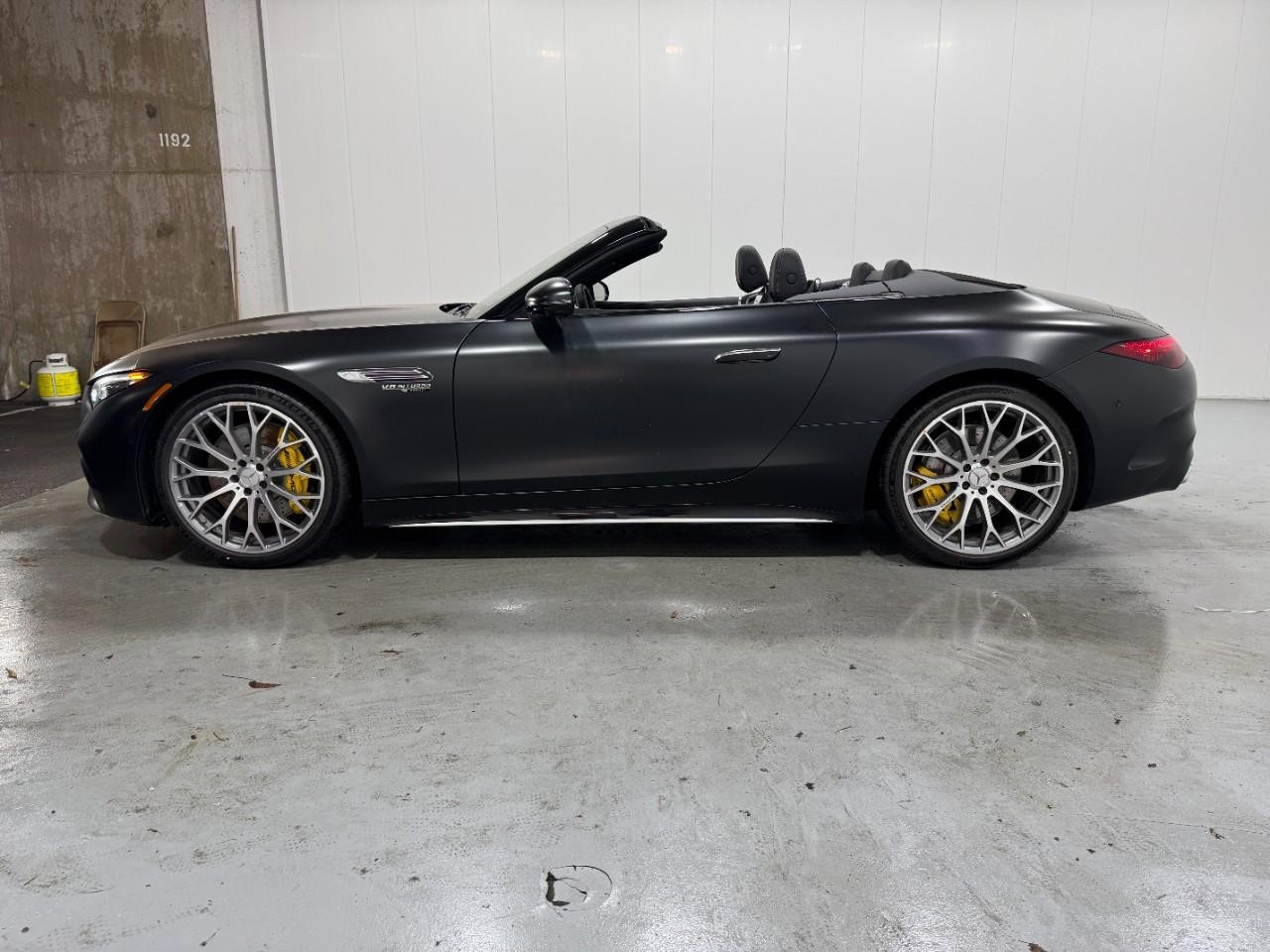 Mercedes-Benz SL Vehicle Full-screen Gallery Image 2