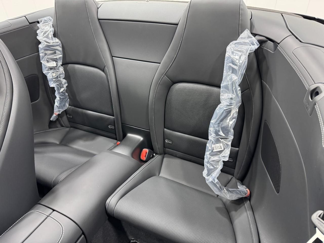 Mercedes-Benz SL Vehicle Full-screen Gallery Image 8