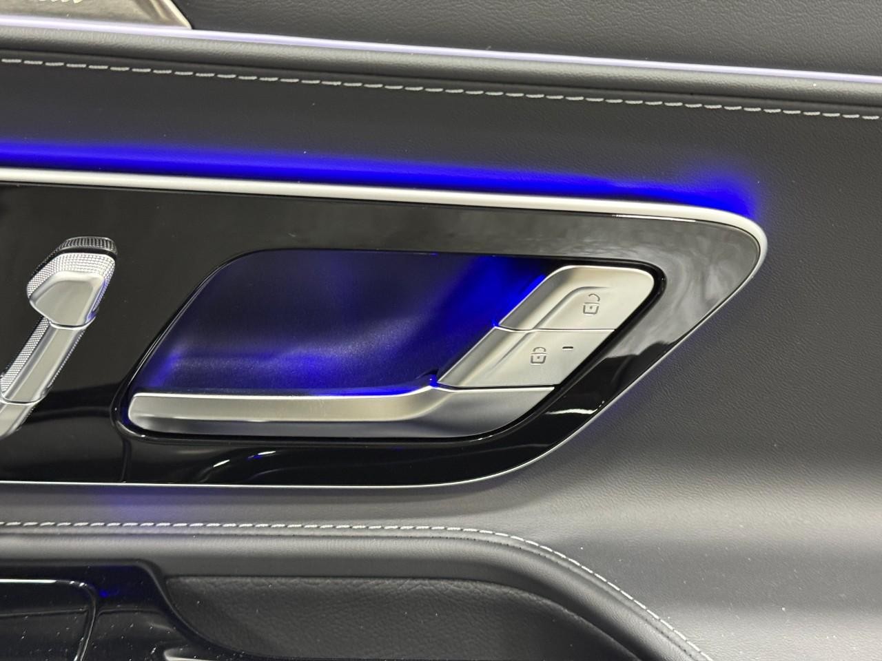 Mercedes-Benz SL Vehicle Full-screen Gallery Image 18