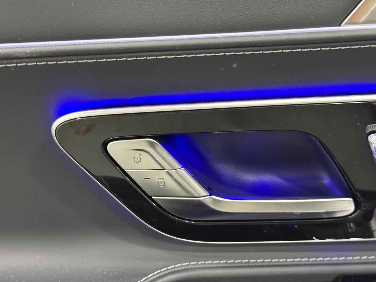 Mercedes-Benz SL Vehicle Full-screen Gallery Image 21