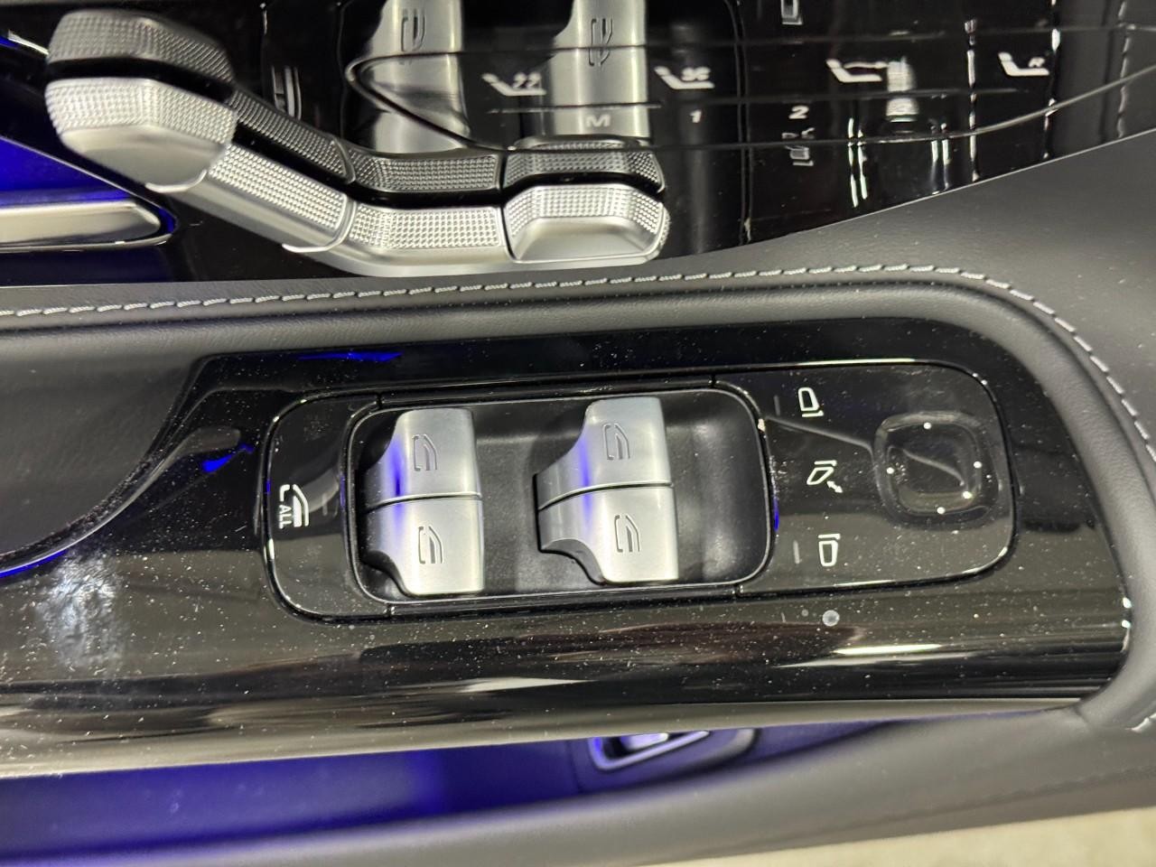 Mercedes-Benz SL Vehicle Full-screen Gallery Image 23