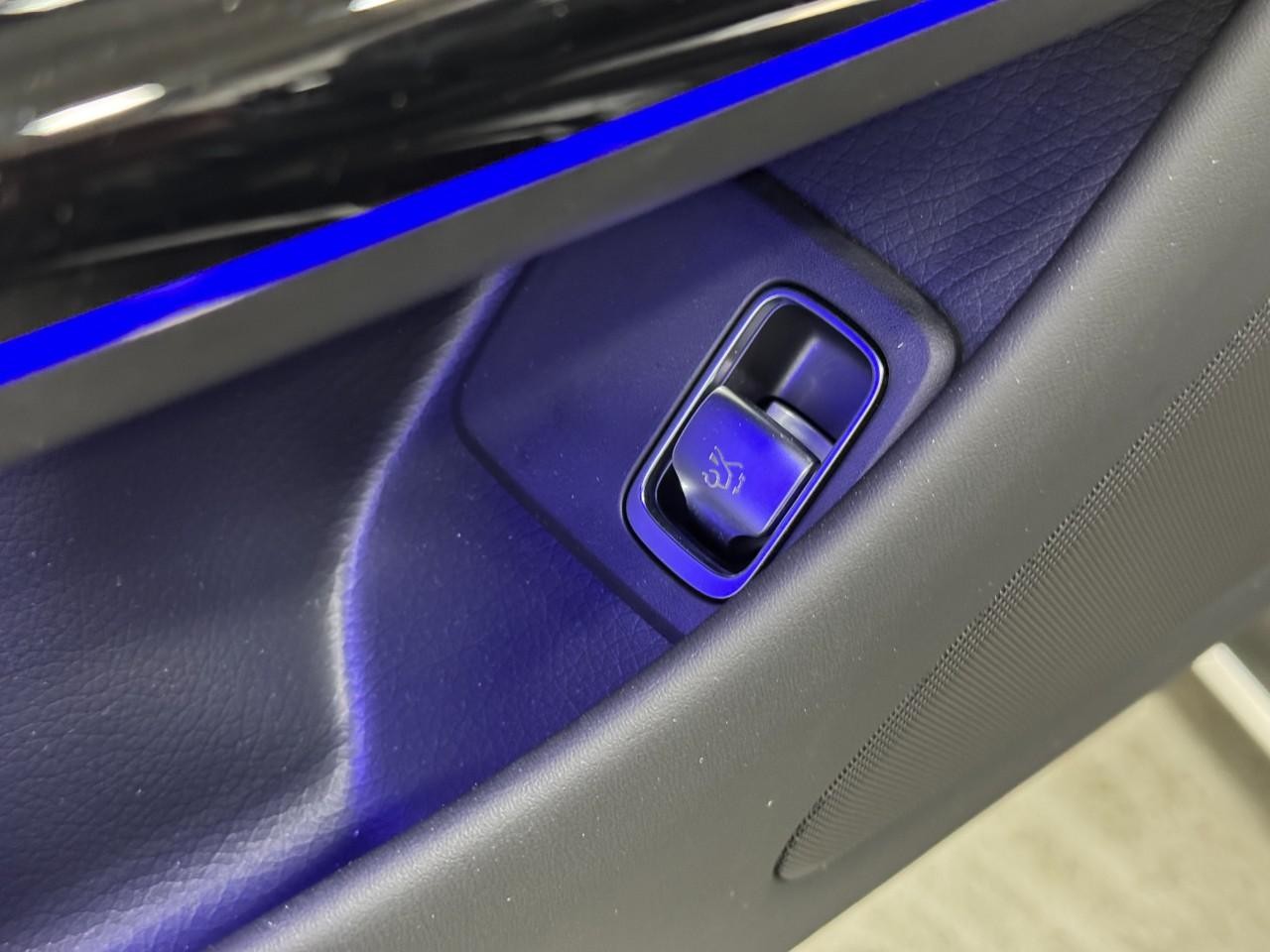 Mercedes-Benz SL Vehicle Full-screen Gallery Image 24