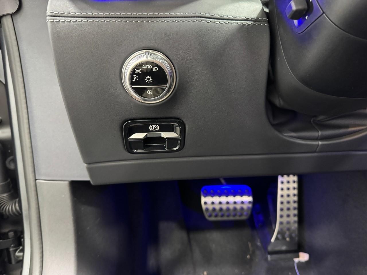 Mercedes-Benz SL Vehicle Full-screen Gallery Image 27