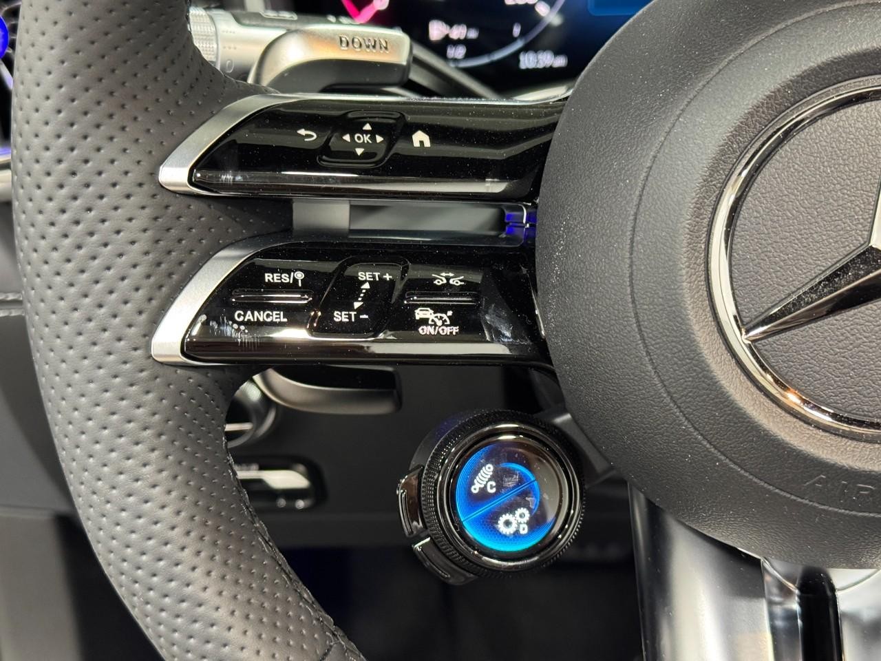 Mercedes-Benz SL Vehicle Full-screen Gallery Image 28