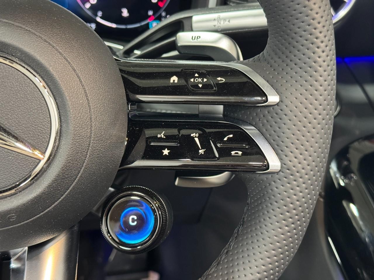 Mercedes-Benz SL Vehicle Full-screen Gallery Image 29