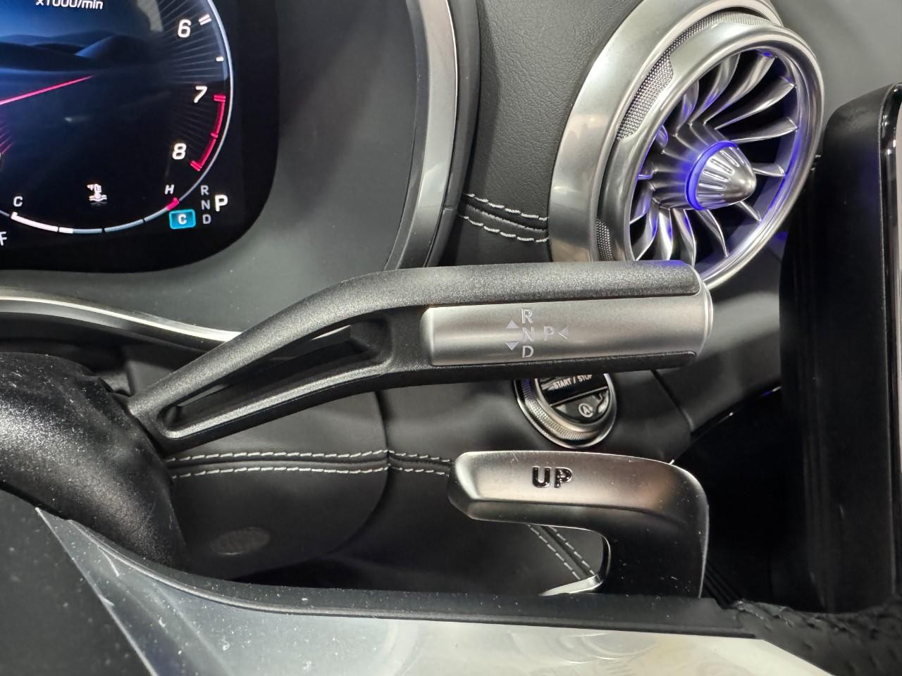 Mercedes-Benz SL Vehicle Full-screen Gallery Image 31